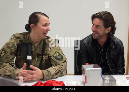 Sänger und Songwriter Brett James hat Mittagessen mit uns Service Mitglieder während einer USO Besuch im Luftwaffenstützpunkt Bagram, Afghanistan, Dez. 8, 2015. (DoD Foto von D.Myles Cullen/Freigegeben) Stockfoto