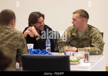 Sänger und Songwriter Brett James hat Mittagessen mit US-service Mitglieder während einer USO Besuch im Luftwaffenstützpunkt Bagram, Afghanistan, Dez. 8, 2015. (DoD Foto von D.Myles Cullen/Freigegeben) Stockfoto