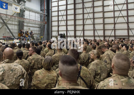 Sänger und Liedermacher Brett James, Billy Montana und Kyle Jacobs durchführen in einem USO Show im Luftwaffenstützpunkt Bagram, Afghanistan, Dez. 8, 2015. USO Animateure sind Reisen zu verschiedenen Orten service Mitglieder, die von zu Hause aus während der Feiertage im Einsatz sind, zu besuchen. (DoD Foto von D.Myles Cullen/Freigegeben) Stockfoto