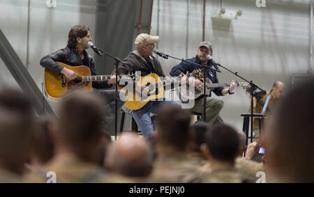 Sänger und Texter Brett James, Billy Montana, und Kyle Jacobs durchführen in einem USO Show im Luftwaffenstützpunkt Bagram, Afghanistan, Dez. 8, 2015. USO Animateure sind Reisen zu verschiedenen Orten service Mitglieder, die von zu Hause aus während der Feiertage im Einsatz sind, zu besuchen. (DoD Foto von D.Myles Cullen/Freigegeben) Stockfoto