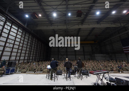 Sänger und Liedermacher Brett James, Billy Montana und Kyle Jacobs durchführen in einem USO Show im Luftwaffenstützpunkt Bagram, Afghanistan, Dez. 8, 2015. USO Animateure sind Reisen zu verschiedenen Orten service Mitglieder, die von zu Hause aus während der Feiertage im Einsatz sind, zu besuchen. (DoD Foto von D.Myles Cullen/Freigegeben) Stockfoto