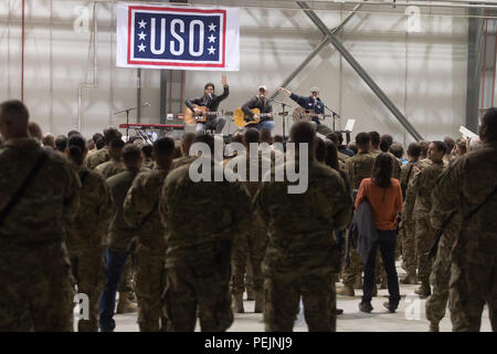 Sänger und Liedermacher Brett James, Billy Montana und Kyle Jacobs durchführen in einem USO Show im Luftwaffenstützpunkt Bagram, Afghanistan, Dez. 8, 2015. USO Animateure sind Reisen zu verschiedenen Orten service Mitglieder, die von zu Hause aus während der Feiertage im Einsatz sind, zu besuchen. (DoD Foto von D.Myles Cullen/Freigegeben) Stockfoto