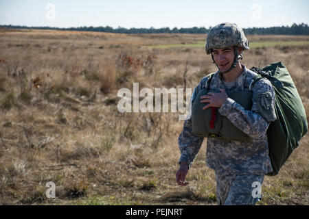 Us-Armee Sgt. John rumsey, 9. Militärische Informationen Support Battalion, Spaziergänge an der Drop Zone nach Abschluss einer erfolgreichen Betrieb während des Betriebs Spielzeug Drop Drop Zone Luzon, Dez. 8, 2015. Betrieb Spielzeug Drop ist der weltweit größte kombinierten Betrieb mit sieben Partner - nation Fallschirmjäger teilnehmenden und ermöglicht Airborne Personal die Möglichkeit, die Partner Nation springen Flügel zu erwerben. (U.S. Armee Foto von Pfc. Darion Gibson/Freigegeben) Stockfoto