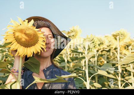 Frau unter den Sonnenblumen Stockfoto