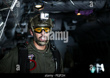 Niederländische Sgt. Maj. Alessandra Kievith bereitet Freifall springe auf Luzon Drop Zone auszuführen, während des Betriebs Spielzeug Tropfen an mackall Army Airfield, N.C., Dez. 7, 2015. Betrieb Spielzeug Drop ist der weltweit größte kombinierten Betrieb mit sieben Partner - nation Fallschirmjäger teilnehmenden und Soldaten erlaubt, die Möglichkeit, Kindern in Not zu helfen Spielwaren für den Urlaub erhalten. (U.S. Armee Foto von Pfc. Sharell Madden/Freigegeben) Stockfoto