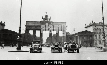 Deutschland Berlin das Brandenburger Tor Das Brandenburger Tor ist ein aus dem 18. Jahrhundert klassizistische Denkmal auf Befehl des preußischen Königs Friedrich Wilhelm II. auch einmal als das Siegestor 1920 bekannt s dieses Foto 1928 gebaut Stockfoto