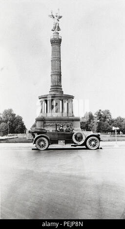 Deutschland Berlin Siegessäule ist ein Monument in Berlin, Deutschland. Von Heinrich Strack konzipiert, nach 1864 dem preußischen Sieg im Krieg ein Danish-Prussian 1917 Pierce Arrow Auto vor Denkmal, 1928 zum Gedenken an den 1920 Stockfoto