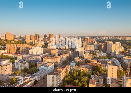 Hohe ansehen Stadtbild der Stadt Kiew im Abendlicht. Stockfoto