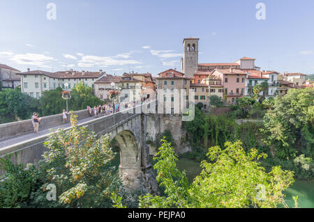 Cividale del Friuli, Italien (15. August 2018) - ein Blick auf das historische Zentrum der Stadt von einem Ende der Brücke des Teufels Stockfoto