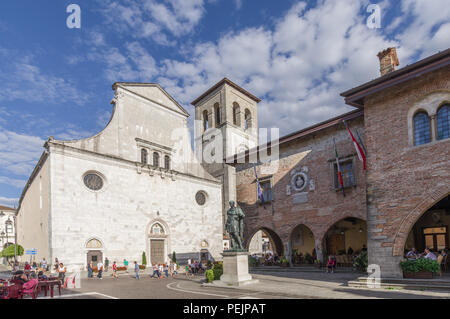 Cividale del Friuli, Italien (15. August 2018) - Piazza Duomo mit dem Dom, Palazzo Comunale und die Statue von Julius Caesar Stockfoto