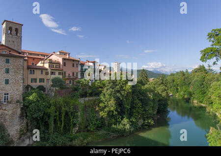 Cividale del Friuli, Italien (15. August 2018) - ein Blick auf das historische Stadtzentrum von die Teufelsbrücke über den Fluss Natisone Stockfoto