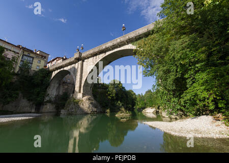 Cividale del Friuli, Italien (15 Uhr August 2018) - Die s.c. Devil's Bridge über den Fluss Natisone Stockfoto