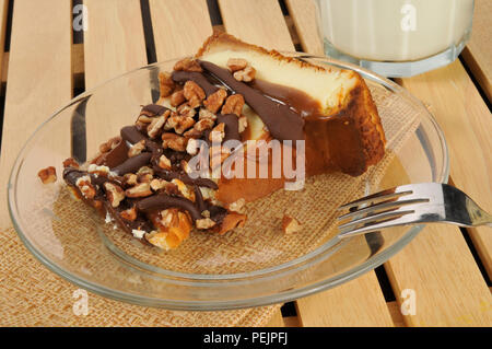 Ein Stück Käsekuchen mit Schokolade und Nüssen aufgefüllt Stockfoto