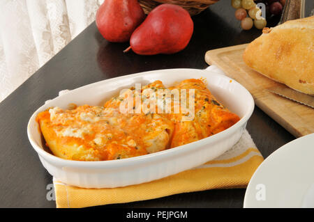 Manicotti gefüllt mit vier Käsesorten und Wodka Sauce mit Tomaten und Mozzarella abgedeckt Stockfoto