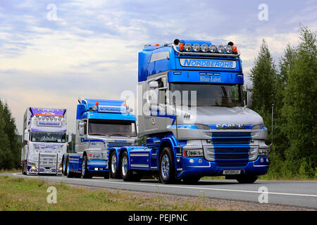 LEMPAALA, Finnland - 9 August, 2018: Zwei Scania T cab Trucks von Tommy Nordberghs Akeri und Scania Malmbergs im Konvoi zu Power Truck Show 2018. Stockfoto