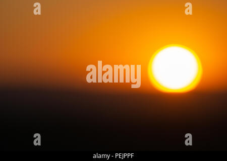 Goilden Sky von großen golden Orb der untergehenden Sonne am Ende des Tages in Namibia beleuchtet. Stockfoto
