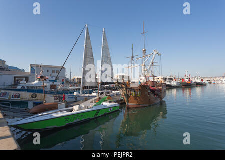 Günstig vergnügen oder entspannende Boote im Hafen oder Hafen Hafen von Kapstadt an der V&A Waterfront Südafrika Stockfoto