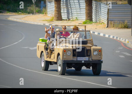 WINDHOEK Namibia - 10. MAI 2018; Gruppe Touristen durch die Stadt im offenen Allradfahrzeug mit Führer getrieben zu werden. Stockfoto