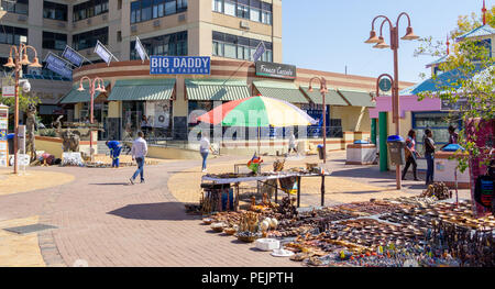 WINDHOEK, NAMIBIA - 10. MAI 2018; Typische afrikanische Stadt Straße Szene mit Markt waren in Straße von Gebäuden und kommerziellen Zeichen umgeben Stockfoto