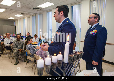 United States Air Force Reserve Maj Menashe Miller, Links, und New Jersey Air National Guard Oberstleutnant Jaakow B. Bindell, sowohl Kapläne, Co - eine Chanukka Kerzenschein Zeremonie an der Hauptbasis Kapelle, Joint Base Mc Guire-Dix - Lakehurst, New Jersey, Dez. 9, 2015 Host. Die Veranstaltung wurde gemeinsam von der Hauptbasis Kapelle und Jüdische Kriegsveteranen Post 126 gefördert. Chanukka erinnert an die Umwidmung der Heilige Tempel in Jerusalem während der maccabean Revolte. Chanukka ist für acht Nächte und Tage beobachtet, beginnend mit dem 25. Kislew nach dem Hebräischen Kalender, die jederzeit von Ende Nove auftreten können. Stockfoto