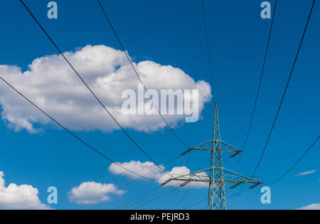 Getriebe Turm oben auf dem Hintergrund des blauen Himmels. Power line kabel auf Strom pylon Detail. Schönen Himmel, weiße und flauschige Wolken. Sommertag. Stockfoto