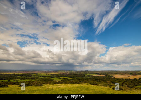 Blick auf die Landschaft in Richtung Insel Brownsea und Poole von West Hill, Corfe Castle in der Nähe von Wareham, Dorset, Großbritannien Stockfoto