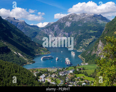 Geiranger, Norwegen. Blick über die Stadt Geiranger und Geirangerfjord, Norwegen Stockfoto