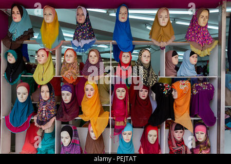 Kopftücher (aka hijabs oder tudungs) auf schaufensterpuppe Kopf vor ein Geschäft in Kuala Lumpur, Malaysia. Stockfoto