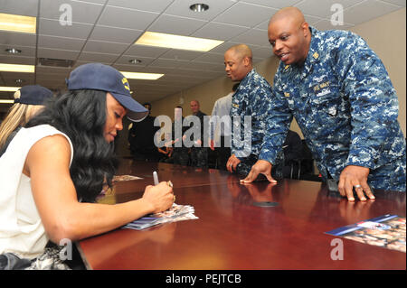 151208-N-RR 852-042 JACKSONVILLE, Fla. (31. 8, 2015) - World Wrestling Entertainment (WWE) Diva Alica Fox Zeichen ein Autogramm für Master Chief Flugzeuge Maintenanceman Durrell Riggins, angeschlossen an die 'Airwolves' der Hubschrauber Maritime Strike Squadron (HSM) 40, bei einem Besuch in Naval Station (NS) Mayport. WWE-Superstars und Diven besucht NS Mayport, Naval Air Station Jacksonville und Naval Submarine Base Kings Bay im Rahmen der 13. jährlichen WWE Tribut an die Truppen. (U.S. Marine Foto von Mass Communication Specialist 1. Klasse Bobby Northnagle/freigegeben) Stockfoto