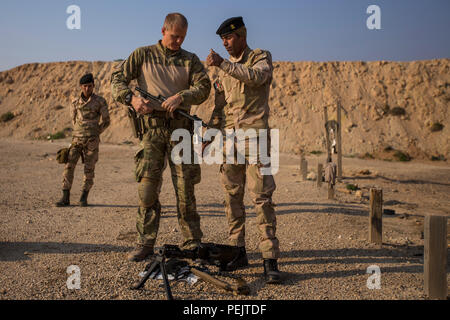 Eine Königliche Dänische Armee Soldat, links Mitte, Teil der Combined Joint Task Force - inhärenten Lösen (CJTF-OIR) Aufbau von Kapazitäten (BPC) Mission, entfernt den Lauf eines M240B Maschinengewehr, als er ein irakischer Soldat mit dem 3Rd Battalion, 75th Brigade, 7 irakische Armee Division, im Al Asad Air Base, Irak, Nov. 27, 2015 beauftragt. Al Asad ist einer von vier Standorten zur Unterstützung der CJTF-OIR BPC-Mission. Ausbildung an der BPC Standorte konzentriert sich auf die grundlegenden Kampffertigkeiten und beinhaltet: militärischen Taktiken, Einweisung in Führung, Ethik, das Gesetz des Krieges, land Navigation, Schlachtfeld Medizin, snipe Stockfoto