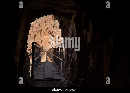 AZ 00288-00 ... ARIZONA - Tunnel durch eine Felswand, die zu den schwarzen Brücke über den Colorado River auf der South Kaibab Trail im Grand Canyon Nation Stockfoto