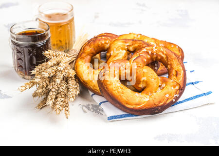 Bier und Brezeln auf weißem Hintergrund, Oktoberfest party Stockfoto