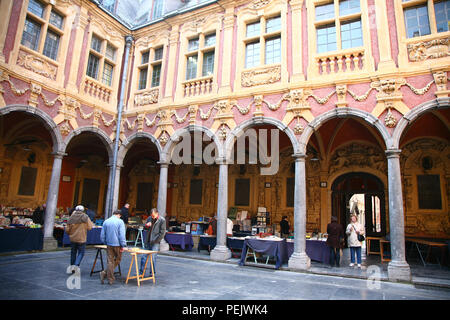 Die Vieille Bourse (Alte Börse), von 1652 bis 1653, die aus 24 kleinen Häuser um einen gewölbten Innenhof. Stockfoto