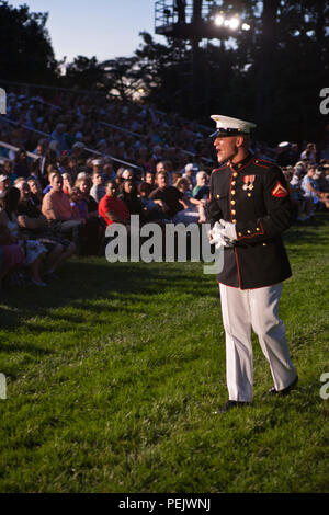 Ein US-Marine mit Marine Barracks Washington (MBW) spricht mit der Menge, bevor ein Abend Parade an der MBW, Washington, D.C., Aug 21., 2015. Der Herr Abgeordnete Andy Berke, Bürgermeister von Chattanooga; der Herr Abgeordnete Earl Anthony 'Tony' Reavley, Direktor des Hamilton County Emergency Services and Homeland Security; und der Herr Abgeordnete Fred Fletcher, Leiter der Polizei, Chattanooga Polizei-Abteilung, wurden die Gäste der Ehre für die Parade bei Marine Barracks Washington, D.C. und US Marine Corps Generalleutnant Richard S. Mühlen, Befehlshaber der Marine Reserve, Marine Nord, war das Hosting Offizielle. Am Abend P Stockfoto