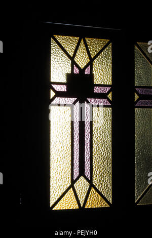 Demütig Glasfenster von einer seitlichen Tür Kirche im Norden von Portugal Stockfoto