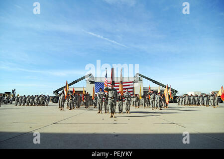 Die Befehlshaber der Armee, Generalleutnant Jeffrey Talley, amtiert eine Änderung des Befehls Zeremonie für die 79 Erhaltung unterstützt den Befehl zwischen Generalmajor Mark Palzer, die eingehenden 79th Sustainment unterstützt den Befehl kommandierender General, und Generalmajor Megan Tatu, dem scheidenden Kommandierender General, an Joint Forces, Los Alamitos, Calif., Dez. 5, 2015. (U.S. Armee Foto von SPC. Heather Doppke/freigegeben) Stockfoto