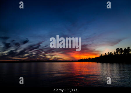 Sonnenuntergang gegen Zirruswolken auf Lake Rosseau. Stockfoto