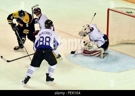 Air Force goalie Senior Airman Stanislov Barilov Bausteine einen Schuß von's Army Staff Sgt. Kris Olson in der 21. jährlichen Armee vs Air Force hockey Spiel Samstag, 31.12.5, an der Carlson Center in Fairbanks, Alaska. Air Force statt auf das Spiel 4-2 zu gewinnen. (U.S. Armee Foto/John pennell) Stockfoto