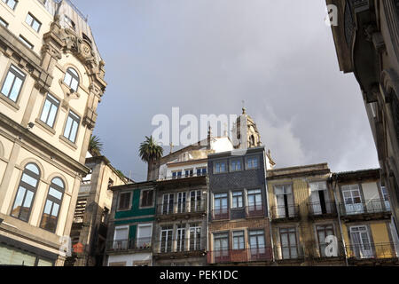 Am frühen Morgen in Porto downtown sehen traditionelle Häuser und eine Kirche im Hintergrund Stockfoto