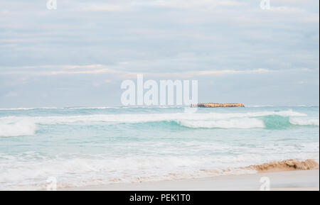 Wellen an den Strand in der Nähe von Lancelin, Perth, Western Australia, WA brechen Stockfoto