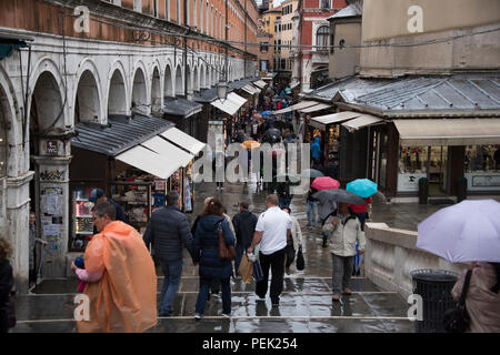 Blick hinunter auf die Schritte der Pnte Rialto zu den Geschäften auf der Ruga dei Oresi, im Regen, Venedig Stockfoto