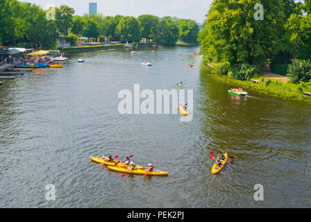 Kajak in Spree, an und Insel der Jugend, Treptower Park, Alt-Treptow, Berlin, Deutschland Stockfoto