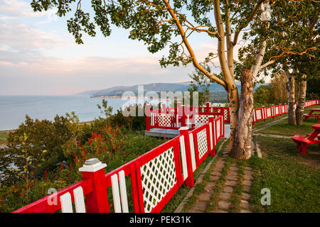 Bunte Zaun am Aussichtspunkt und Picknickplatz am Cap-de-la-Madeleine Historic Site auf Gaspe Halbinsel in Quebec, Kanada. Stockfoto