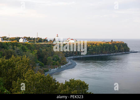 Malerischer Blick auf Cap-de-la-Madeleine Historic Site mit Leuchtturm auf Gaspe Halbinsel in Quebec, Kanada. Stockfoto