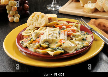 Gourmet Hummer ricotta favioli mit in Scheiben geschnittenen Brot Stockfoto