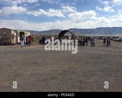 Besucher nehmen an der halbjährlichen Trinity Test Site Open House, Ort, an dem die erste Atombombe zu testen, am Okt. 3, 2015 im White Sands Missile Range, New Mexico. Stockfoto