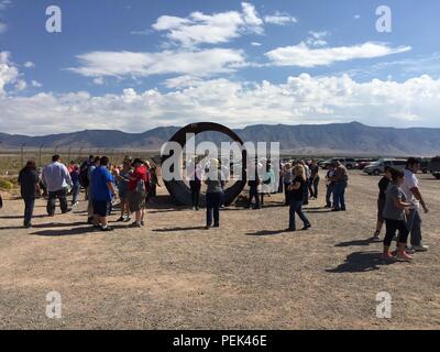 Besucher nehmen an der halbjährlichen Trinity Test Site Open House, Ort, an dem die erste Atombombe zu testen, am Okt. 3, 2015 im White Sands Missile Range, NM. Stockfoto