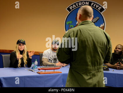 JACKSONVILLE, Fla. (31. 8, 2015) - Cmdr. Alan D'Jock, kommandierender Offizier der "Mad Foxes" von Patrol Squadron (VP) 5 Antworten Fragen von World Wrestling Entertainment (WWE) Superstars und Divas bei einem Besuch an Bord der Naval Air Station Jacksonville. WWE Athleten besucht militärische Einrichtungen in der Region als Teil der 13. jährlichen "Tribut an die Truppen", die am 23 Dezember Luft wird. (U.S. Marine Foto von Mass Communication Specialist 1. Klasse Stacy D. Laseter/Freigegeben) Stockfoto