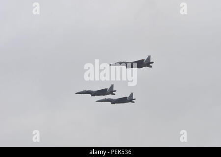 Us Air Force F-15 Eagle Piloten auf der 48th Fighter Wing einen vorbeiflug während der 74Th Pearl Harbor Gedenkfeier an RAF Molesworth, Großbritannien, 7. Dezember 2015 durchführen. Die Zeremonie eine Kranzniederlegung und eine Bildung salute wie die Flugzeuge flogen. (U.S. Air Force Foto: Staff Sgt. Ashley Tyler/Freigegeben) Stockfoto