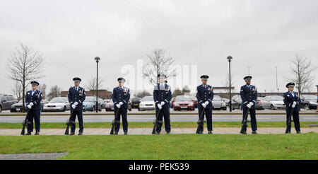 Die 423Rd Air Base Group Ehrengarde stand auf der Parade Rest während der 74Th Pearl Harbor Gedenkfeier an RAF Molesworth, Großbritannien, 7. Dezember 2015. Die Zeremonie enthalten drei - volley Gruß von der Ehrengarde und eine Bildung salute wie 48th Fighter Wing F-15 Eagle Piloten einen Vorbeiflug durchgeführt. (U.S. Air Force Foto: Staff Sgt. Ashley Tyler/Freigegeben) Stockfoto